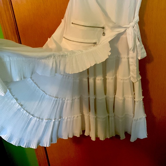 Fun frilly white dress - Picture 2 of 3